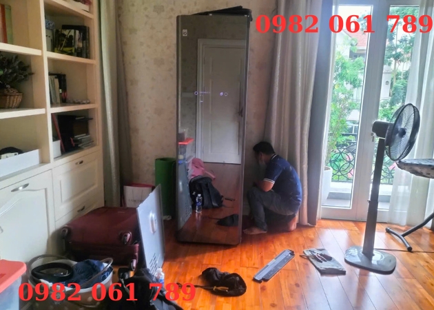 Kỹ thuật đang sửa tủ chăm sóc quần áo thông minh lg tại Phú Thọ